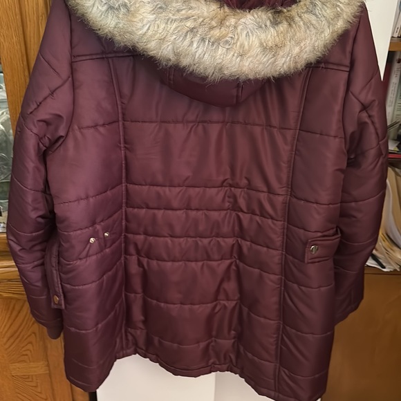 Details quilted Burgundy Hooded Winter Coat - Picture 5 of 5